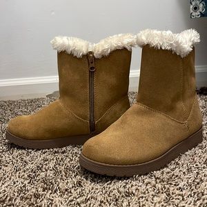 Suede leather boots with faux fur lining